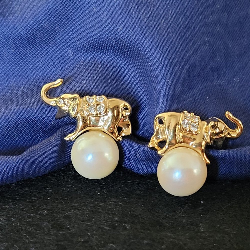 Elephants on a pearl CLIP-ON earrings